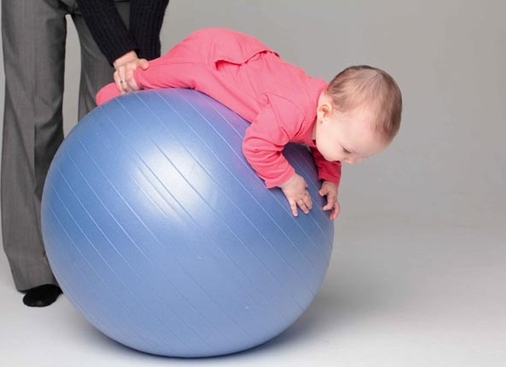 упражнения върху топката за бебето 4