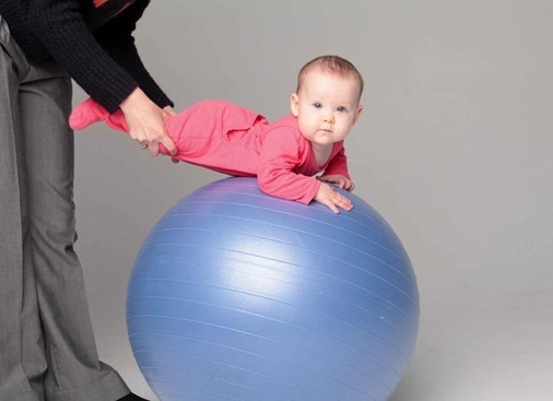 упражнения върху топката за бебето 5