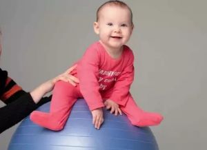 упражнения върху топката за бебето 7