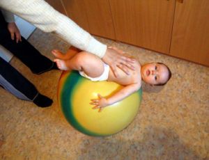 фитбалл вежбе за бебе2