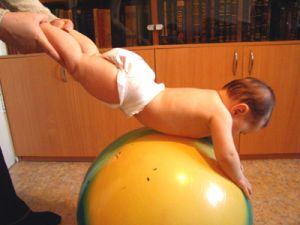 ćwiczenia fitball dla niemowląt5