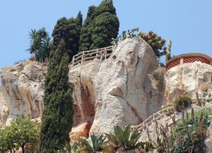 Вид на скалу с садом Экзотик