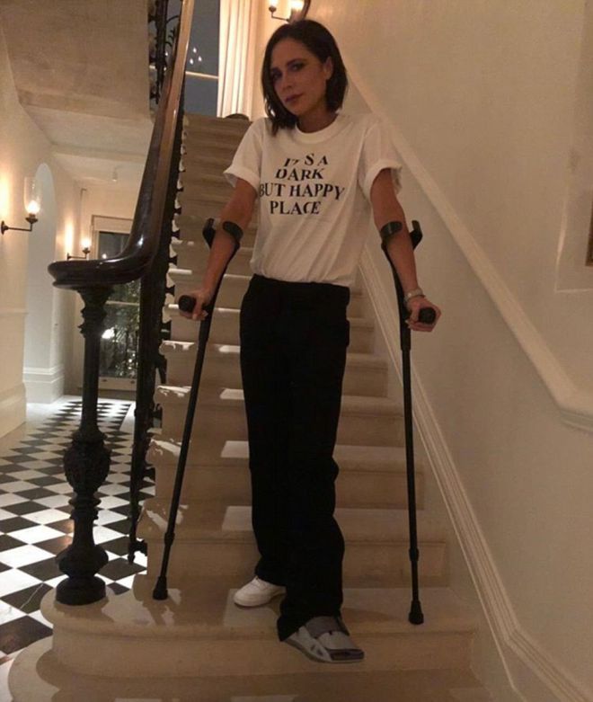 Виктории Бекхэм в Instagram сообщила, что поломала ногу