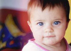otrok ima različne barvne oči