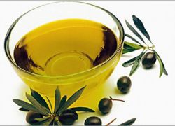 Oliwa z oliwek wokół oczu