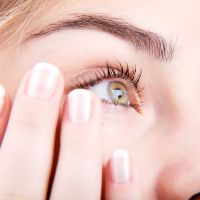 Klesá do očí z alergické abnormality