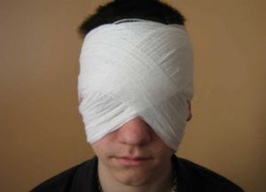 bandaż na obu oczach 4