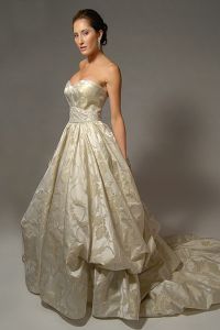 Brokátové svatební šaty 1