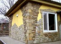 С лице към фасадата на къщата с естествен камък6