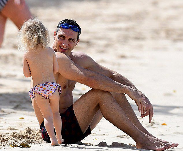 Владимир Кличко с дочкой играет в песке