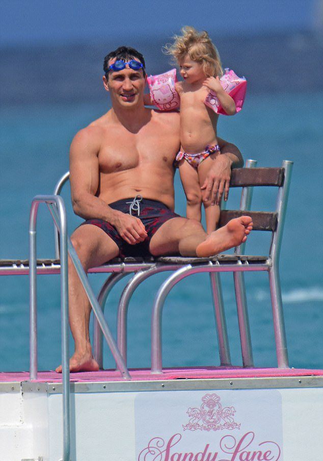 Владимир Кличко с маленькой дочкой на Барбадосе