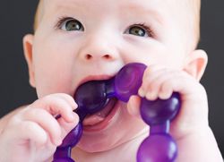 Zuby dítěte vylézou na příznaky