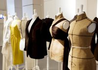 Коллекция выкроек платьев в музее моды