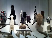 Коллекция вязанных изделий в музее моды
