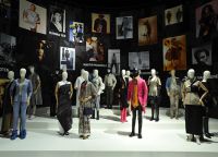Коллекция нарядов от известных модельеров в музее моды