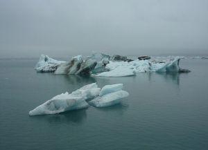 Ледниковая лагуна Йокульсарлон и осколки ледника