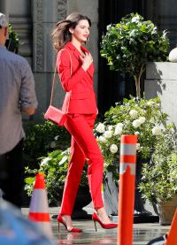 женски червен костюм 8