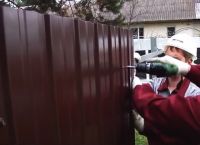 Монтаж на ограда от гофрирана дървесина 33