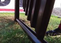 Монтиране на ограда от гофрирана дървесина 38