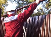 Монтаж на ограда от гофрирана дървесина 42