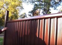 Монтиране на ограда от гофрирана дървесина 44
