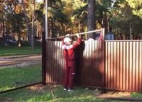 Монтиране на ограда от гофрирана дървесина 47