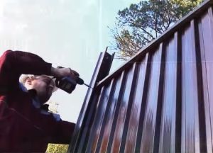 Монтиране на ограда от гофриран материал50
