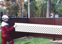 Инсталиране на оградата на гофрирани 51