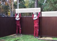 Монтиране на ограда от гофрирани 52