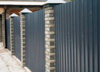 ограда, изработена от тухли и гофрирани 3