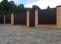 ограда, изработена от тухли и гофрирани 7