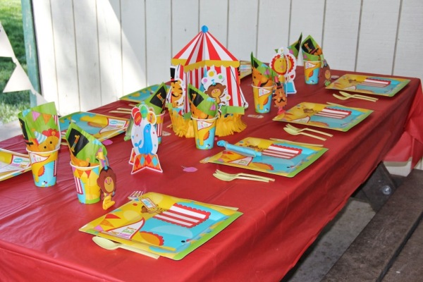 Slavnostní stůl pro narozeniny dítěte