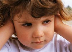 Dítě uši ubližuje, co má dělat první pomoc