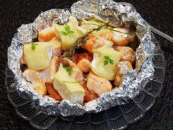 Риба с картофи във фолио в бавна готварска печка