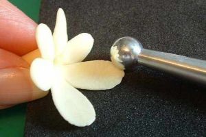 цветя от мастика без специални инструменти 7
