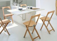 Składane krzesła z oparciem w kuchni3