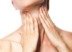 Как да премахнете гънките в гърлото