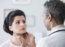 симптоми на рак на щитовидната жлеза