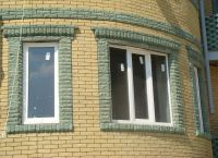 Okna w oknach na fasadzie domu 2
