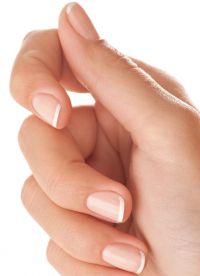 pomysły na manicure francuski na krótkie paznokcie 3