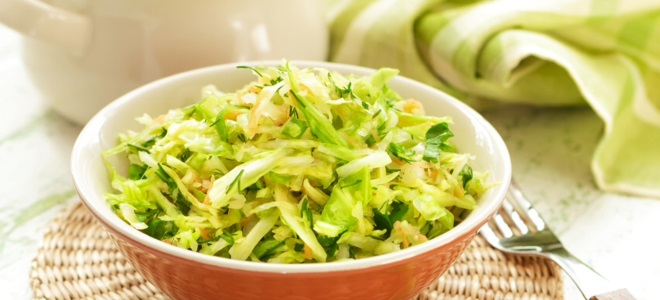 Zelí a okurkový salát