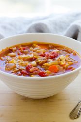 Palačinová polévka s fazolemi a rajčaty