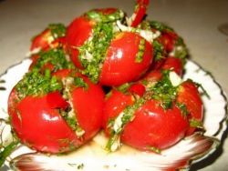солени домати с пълнеж от чесън