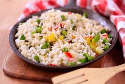 Pripravljen recept za riž z zelenjavo za okras