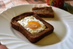 smażone jajka w chlebie w kuchence mikrofalowej