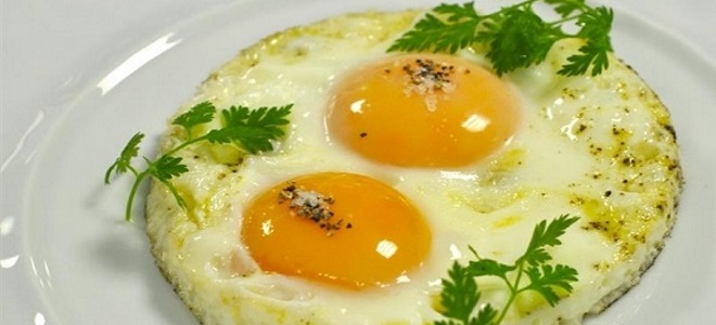 smažené vejce v mikrovlnné troubě
