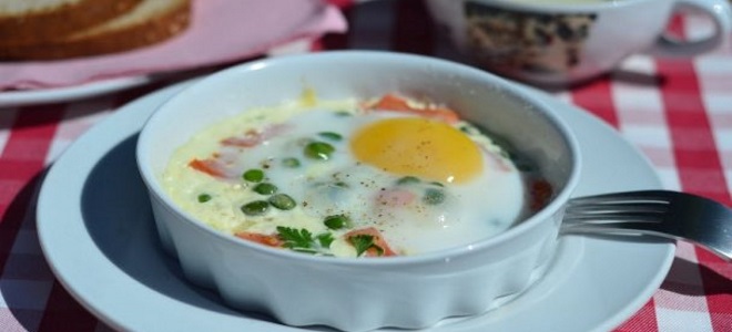 smażone jajka z kiełbasą w kuchence mikrofalowej