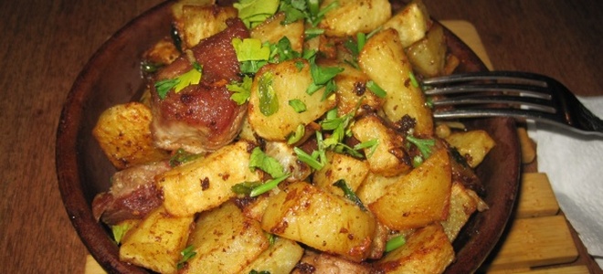 Smažené brambory s hovězím masem v pánvi