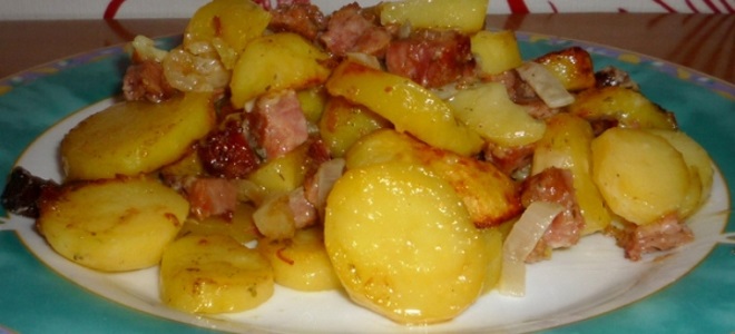 Smažené brambory s gulášem v pánvi