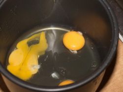 umešana jajca v počasnem kuhalniku